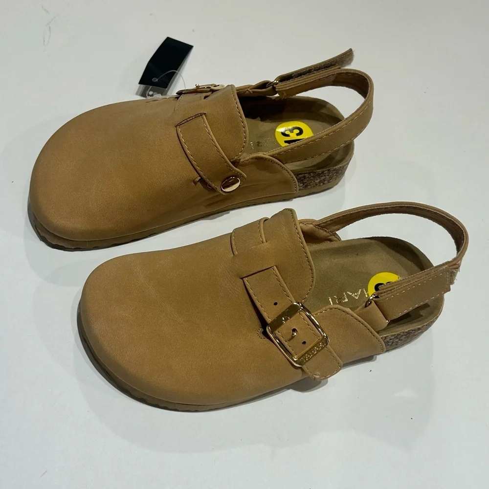 Tahari Kids Tan Slingback clogs with Buckle size 13 nwt